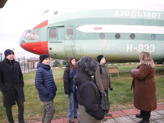 Экскурсия в музей вертолетов: дети бойцов СВО из Люберец увидели легендарные машины