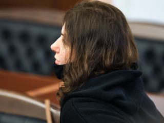 Психологический щит или стиль: эксперт оценила внешний вид Лурье в суде с точки зрения психологии