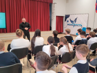 Для учеников школы №7 провели занятие по правилам безопасности на железной дороге