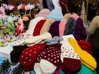 Чем могут быть опасны изделия ручной работы и стоит ли покупать их в переходах