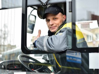 Полный соцпакет и подъемные: водителей автобусов приглашает Мострансавто