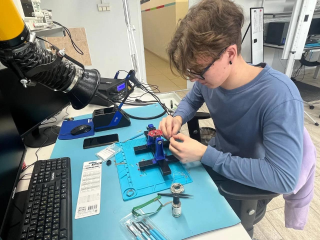 Праздничное оформление с инженерной начинкой: в колледже Серпухова показали декор, собранный на занятиях по электронике