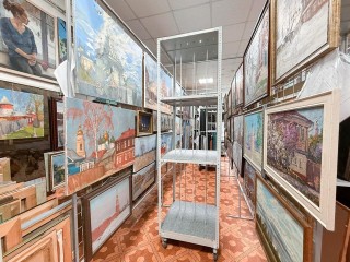 Специальные стенды для хранения картин установили в фондах «Дома Озерова»