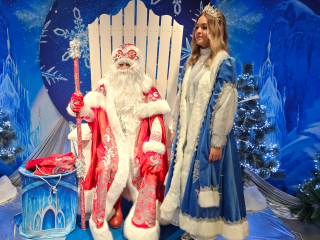 Сказочный парад, концерт и сладкие подарки: в городском парке отметили «Новый год под шубой»