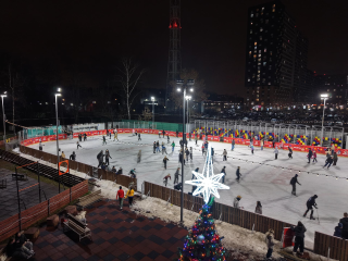 Каток, резиденция Деда Мороза и новогодний автобус: зимняя программа в парках Люберец