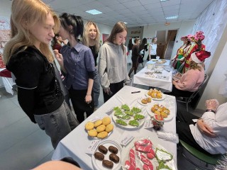 Студенты Губернского колледжа превратили пятый корпус в волшебную выставку и помогли героям СВО