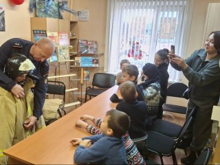 Не просто сказки: в библиотеке детей учили тушить пожары и не тонуть в проруби