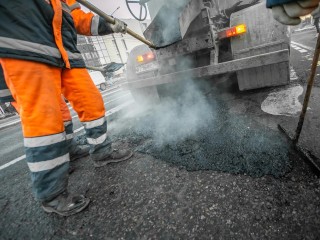 Дорожные «хирурги»: как специалисты Мосавтодора «лечат» покрытие в Чехове
