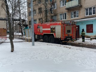 Причиной задымления в доме 18 на улице Мира стало возгорание коврика