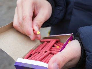 Ведомства взялись за дело: проверки проводят после двух случаев взрывов пиротехники у детей