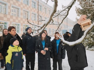 Прихватив нежареные семечки, глава округа отправилась на прогулку с первоклашками