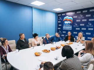 Семьям переселенцев с Дальнего Воронка вручили подарки к Новому году