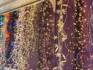 Какую гирлянду повесить на елку в 2025 году: 5 идей, которые удивят домашних