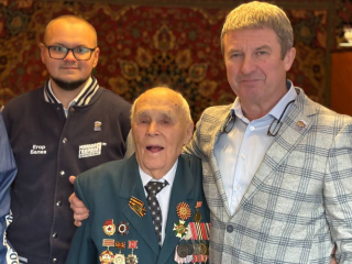 Столетнего фронтовика из Наро-Фоминска поздравили с новогодними праздниками