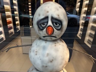 «Он что‑то знает»: Мишонова показала загадочного снеговика