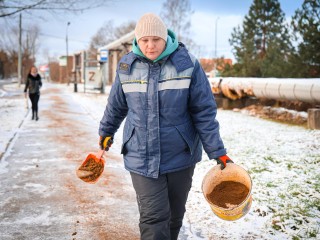 Безопасная прогулка: в Клину коммунальщики вышли на борьбу с гололедом