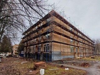 Снаружи — утеплитель, внутри — демонтаж: кинорепортаж с масштабной стройки в одном из старейших лицеев Подмосковья