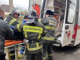 Нестандартная задача: в Шатуре пожарные помогли медикам с транспортировкой пациентки