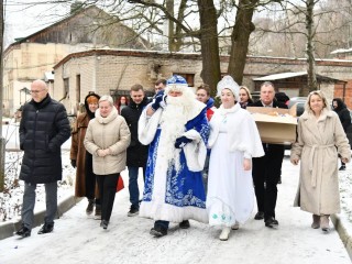 Новый год пришел в палаты: в Истре детям в клинике устроили сюрприз