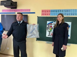 В Домодедове детям с ОВЗ рассказали, как защититься на дороге с помощью фликеров