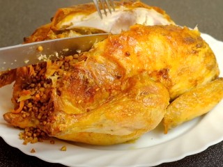 Грибы, гречка, тыква: бронницкий шеф научит фаршировать курицу по-новому