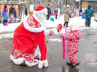 Флешмоб с Дедом Морозом: в Центральном парке Реутова начали отмечать Новый год