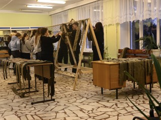 Ветераны СВО научили воскресенских студентов плести масксети