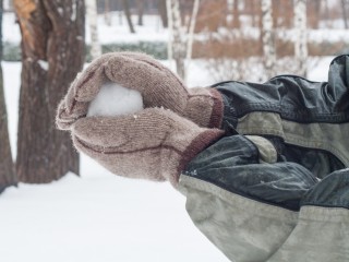 Снежная шалость подростков на Заводской улице закончилась поврежденным окном