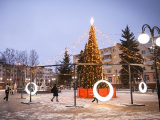 Вандалы испортили новогодние качели в клинском сквере Афанасьева