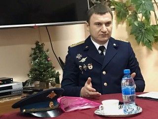 Уроки мужества: в Усадах ветеран боевых действий рассказал подросткам о своих наградах