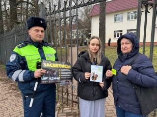 Пешеходам в Раменском раздали световозвращайки, которые уберегут их от ДТП