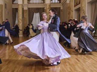 В Ступине станцевали сказку: новогодний бал перенес гостей в заколдованный замок