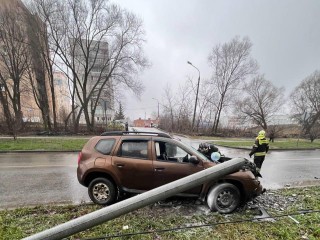 «Рено Дастер» против фонарного столба: почему загорелся автомобиль в Орехове-Зуеве и как его тушили