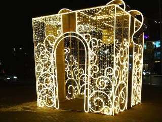 Большую светящуюся подарочную коробку установили к Новому году в Электростали