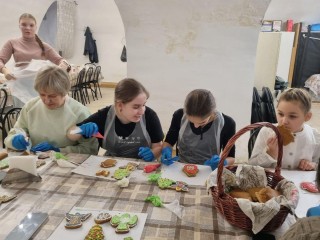 С любовью и молитвой: в храме Архангела Михаила расписали пряники для бойцов СВО