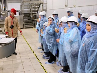 Сладкая экскурсия: участники СВО и их семьи увидели, как делают мороженое в Долгопрудном