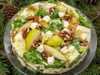 «Цезарь» в отставку: готовим изысканный новогодний вариант — салат с романо, грушей и горгонзолой