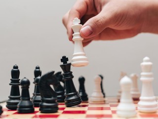 Один против десяти: шахматный блогер сразился с лучшими шахматистами Балашихи