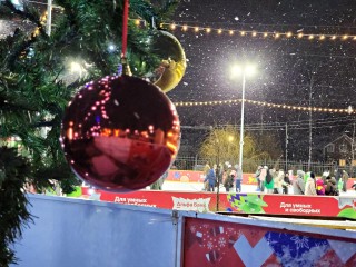 Паровозик с Дедом Морозом на катке и «Сказки в шапке»: в парке Сергиева Посада зажгли по-зимнему