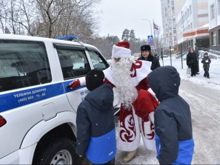 Сотрудники полиции исполнили новогоднее желание близнецов из Балашихи