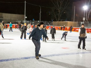В Звездном городке заработал каток с удобным сервисом проката коньков