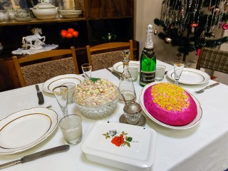 Год Огненной Лошади: как подобрать наряд, украсить стол и выбрать меню для праздничного ужина