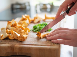 Сытно, недорого и необычно: гости попросят рецепт этой закуски из грибов и крабовых палочек на Новый год