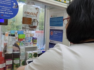 Вызывают привыкание и заторможенность: врачи призвали исключить бесконтрольный прием сиропов от кашля