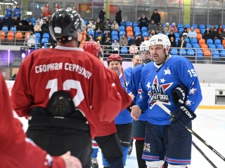 В Серпухове звезды кино и спорта сразились на льду Ледового центра