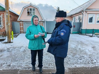Как не устроить фейерверк дома: пожарные провели ликбез по безопасности с елкой