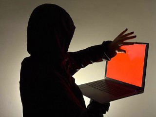 Фиктивное онлайн-собеседование: жертвой аферистов едва не стала безработная из Серебряных Прудов