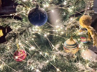 Опасная красота: какие новогодние украшения могут испортить праздник