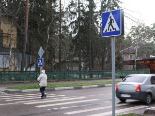 Водители точно заметят: кто в Сергиевом Посаде «надел» фликеры на столбики со знаком «Пешеходный переход»