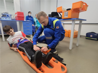 Школьники в Кашире узнали, как работают дефибрилляторы, и увидели оборудование скорой